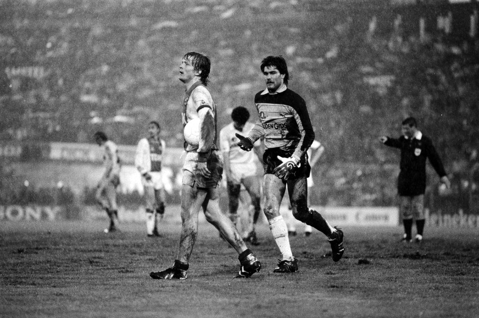 Sören Lerby van Ajax met doelman Hiele van Feyenoord, Bestanddeelnr 932-5762