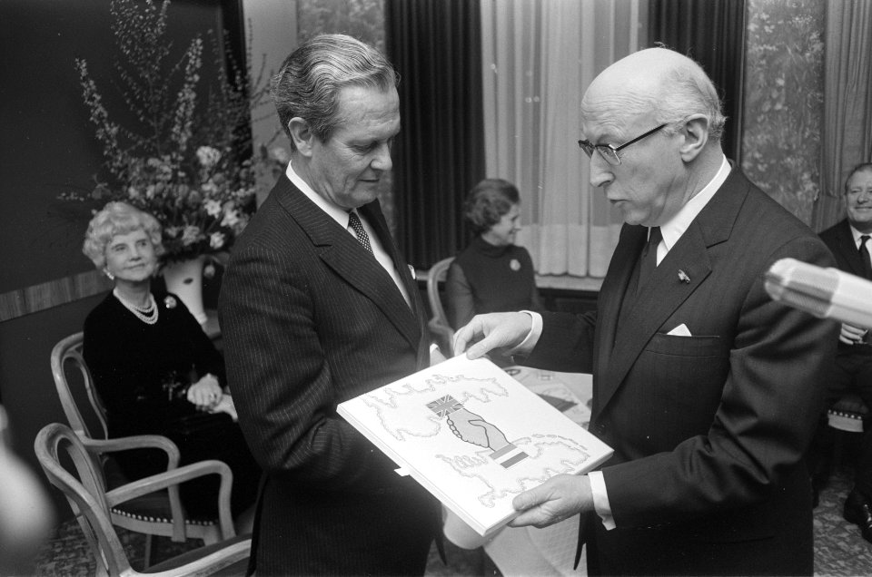 Russel Landale , Britse Consul-Generaal in Amsterdam bied door hem gecomponeerde, Bestanddeelnr 924-2591
