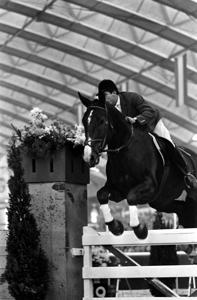 Ruiter Schockemöhle tijdens een sprong op paard Exakt, Bestanddeelnr 918-3576