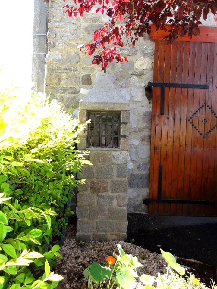 Sémeries (Nord, Fr) chapelle devant ferme à Zorées