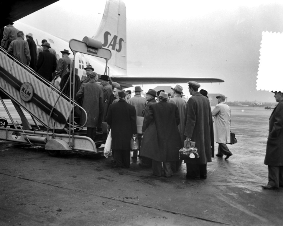 Russen legerexpres uit Midden Oosten op doorreis Schiphol, Bestanddeelnr 908-1381