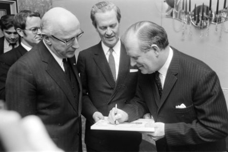 Russel Landale , Britse Consul-Generaal in Amsterdam bied door hem gecomponeerde, Bestanddeelnr 924-2589