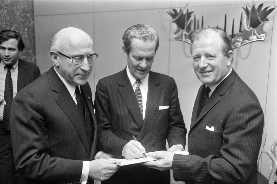 Russel Landale , Britse Consul-Generaal in Amsterdam bied door hem gecomponeerde, Bestanddeelnr 924-2594