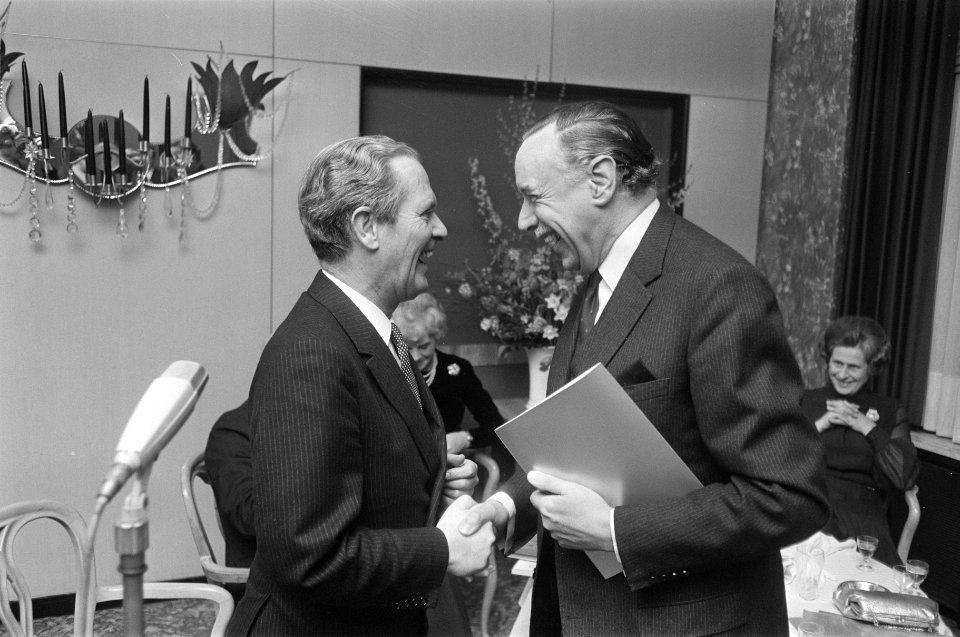 Russel Landale , Britse Consul-Generaal in Amsterdam bied door hem gecomponeerde, Bestanddeelnr 924-2593