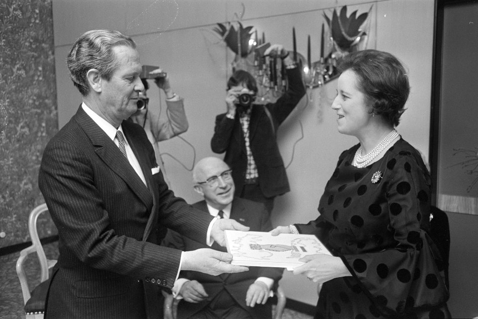 Russel Landale , Britse Consul-Generaal in Amsterdam bied door hem gecomponeerde, Bestanddeelnr 924-2592