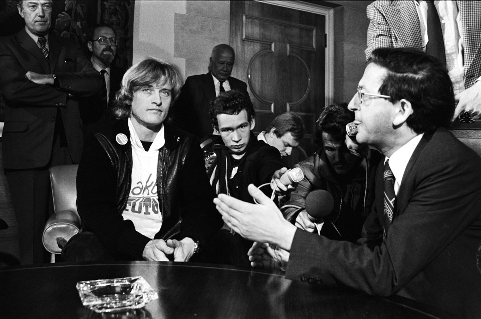 Rutger Hauer spreekt met minister Pais (Onderwijs en Wetenschappen), Bestanddeelnr 930-5472