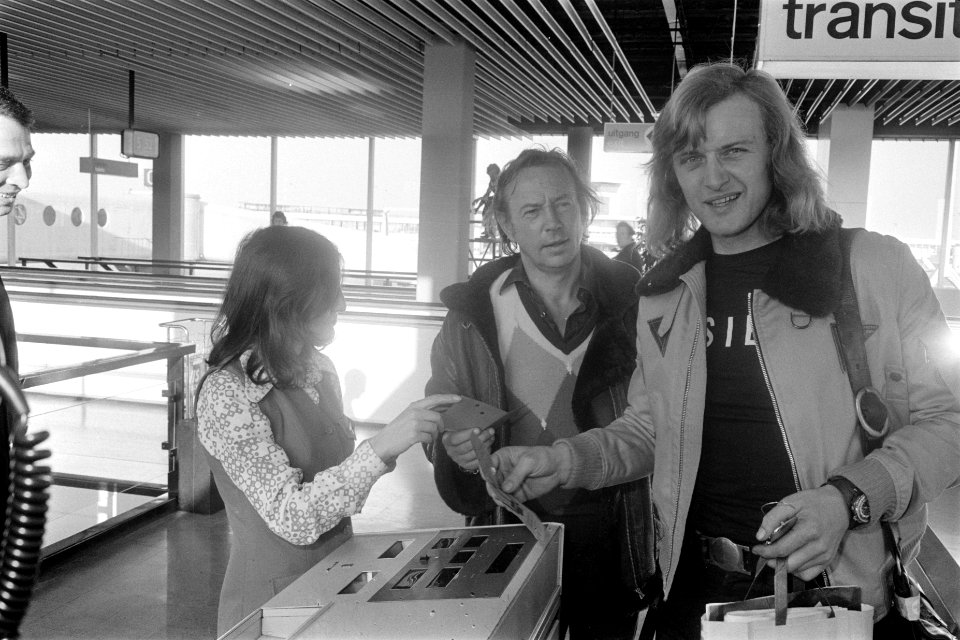Rutger Hauer (rechts) en Rijk de Gooyer vertrekken van Schiphol, Bestanddeelnr 926-9967
