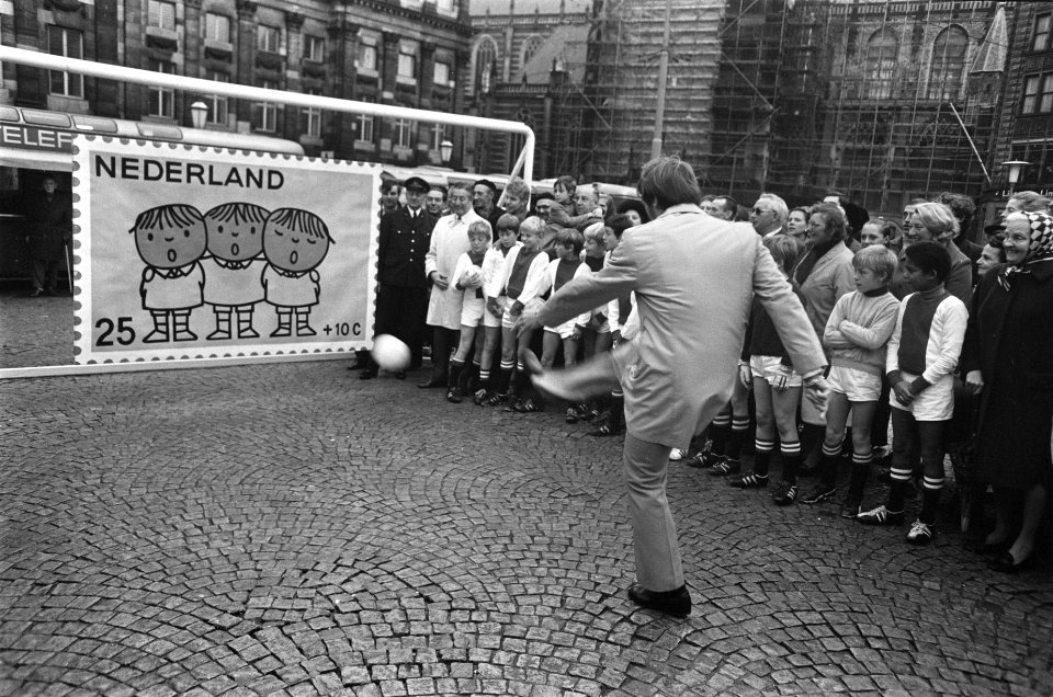 Ruud Krol , Ajax-voetballer, start kinderpostzegelaktie op Dam Amsterdam. Ruud K, Bestanddeelnr 922-9606