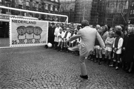 Ruud Krol , Ajax-voetballer, start kinderpostzegelaktie op Dam Amsterdam. Ruud K, Bestanddeelnr 922-9606