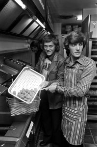 Ruud Krol in zijn nieuwe snackbar, Regulierbreestraat Ruud Krol met Arie Haan a, Bestanddeelnr 927-4764