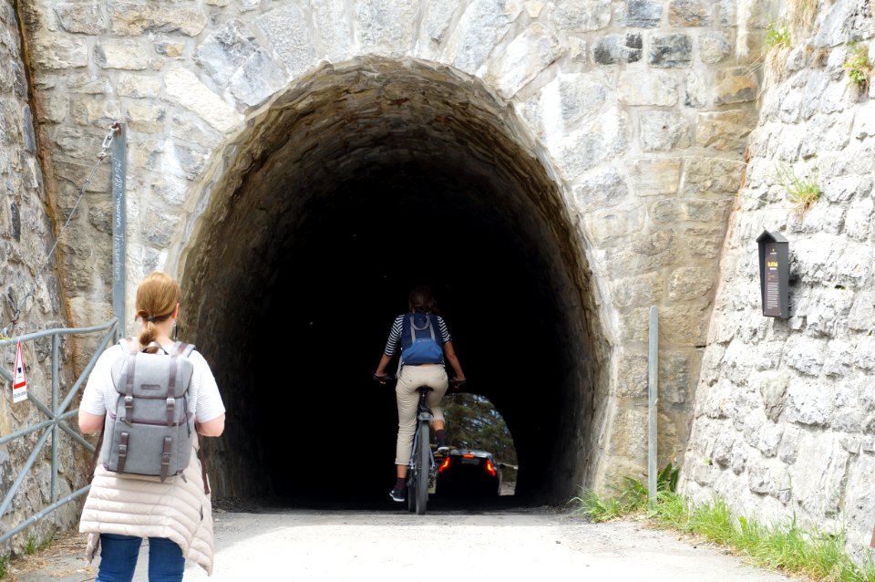 Sücka Verkehr im Alten Tunnel – WAF 300 J FL