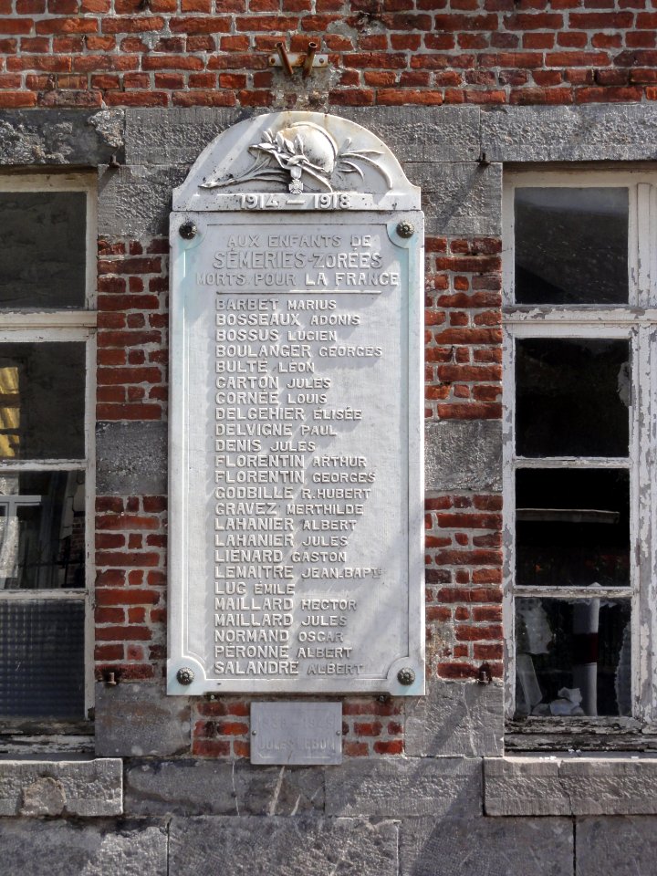 Sémeries (Nord, Fr) monument aux morts à Zorées
