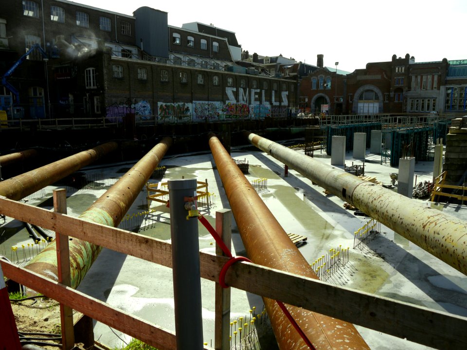 Rusty long construction tubes of the large excavation for project De Hallen, Amsterdam-West, 2014 - Lange stempels in de bouwput omringd door damwanden -Hallen-project in de Kinkerbuurt