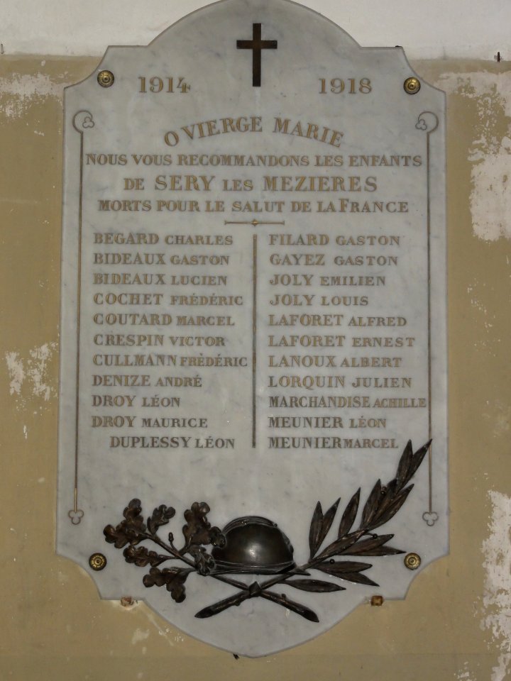 Séry-lès-Mézières (Aisne) église Saint-Martin plaque A-M monument aux morts