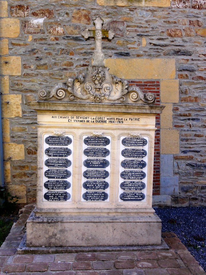 Sévigny-la-Forêt (Ardennes) monument aux morts