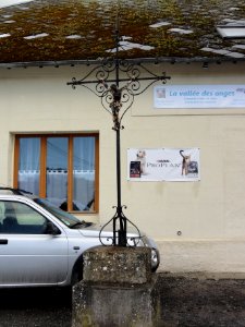 Séry-lès-Mézières (Aisne) croix de chemin vers Surfontaine