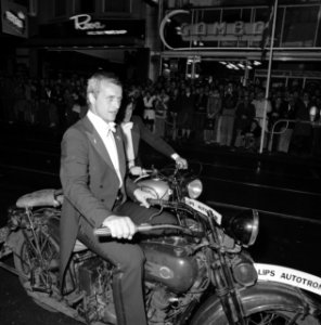 Rutger Hauer (links) en Jeroen Krabbé op motor bij aankomst, Bestanddeelnr 929-3580