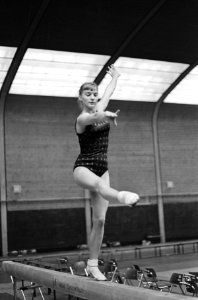 Russische turnster Larisa Petrick in aktie op de evenwichtsbalk, Bestanddeelnr 919-5842