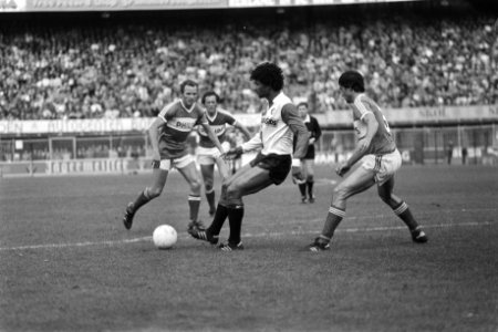 Ruud Gullit (m) van Feyenoord in actie, Bestanddeelnr 932-7341