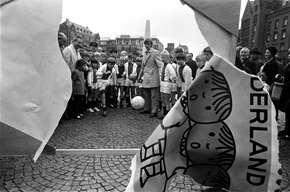 Ruud Krol , Ajax-voetballer, start kinderpostzegelaktie op Dam Amsterdam. Onder , Bestanddeelnr 922-9605