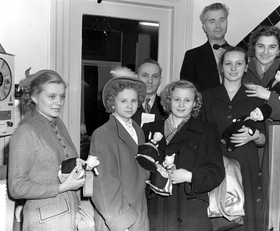 Russische Volksdansgroep op Schiphol, Bestanddeelnr 906-3734