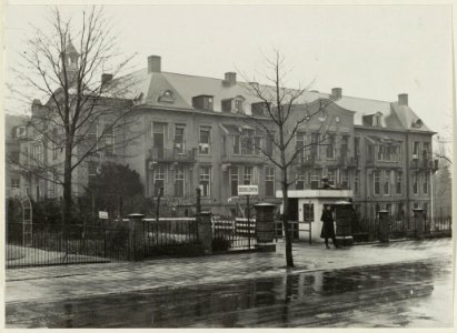 Rusthuis Duinrust waar tijdelijk gearresteerde NSB-ers in bewaring waren gesteld. Daarna werd het ingericht als Marine Hospitaal. NL-HlmNHA 54004803