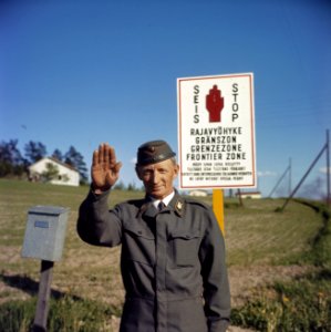 Russisch-finse grens. Grenswachtpatrioulles bij slagboom, Bestanddeelnr 254-7428
