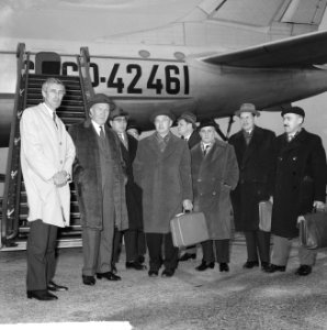 Russische staatsdelegatie in ons land, delegatie bij vliegtuigtrap, Bestanddeelnr 917-2119