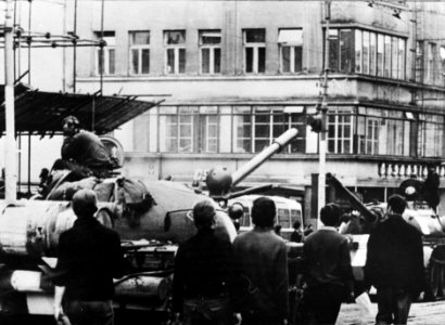 Russische pantserwagens hebben posities ingenomen in de straten van Praag, Bestanddeelnr 921-6234