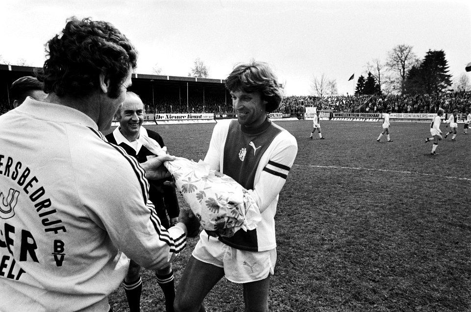Ruud Krol met bloemen ivm zijn 400ste wedstrijd voor Ajax, Bestanddeelnr 930-2551