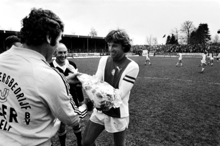 Ruud Krol met bloemen ivm zijn 400ste wedstrijd voor Ajax, Bestanddeelnr 930-2551