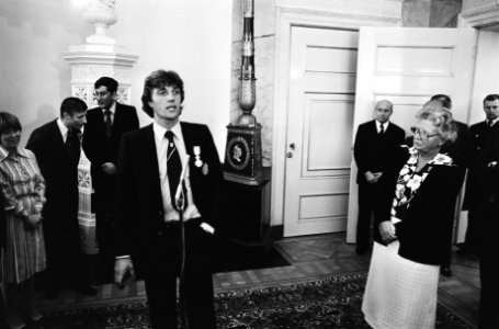 Ruud Krol houdt een toespraak, rechts koningin Juliana, Bestanddeelnr 929-7944