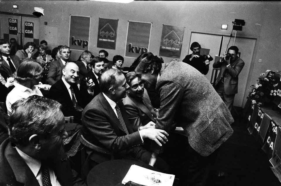 Ruud Lubbers (fractievoorzitter CDA) (r) begroet Piet Steenkamp (voorzitter CDA), Bestanddeelnr 930-5340
