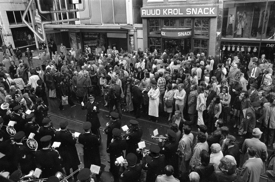 Ruud Krol in zijn nieuwe snackbar, Regulierbreestraat overzicht van mensenmenig, Bestanddeelnr 927-4765