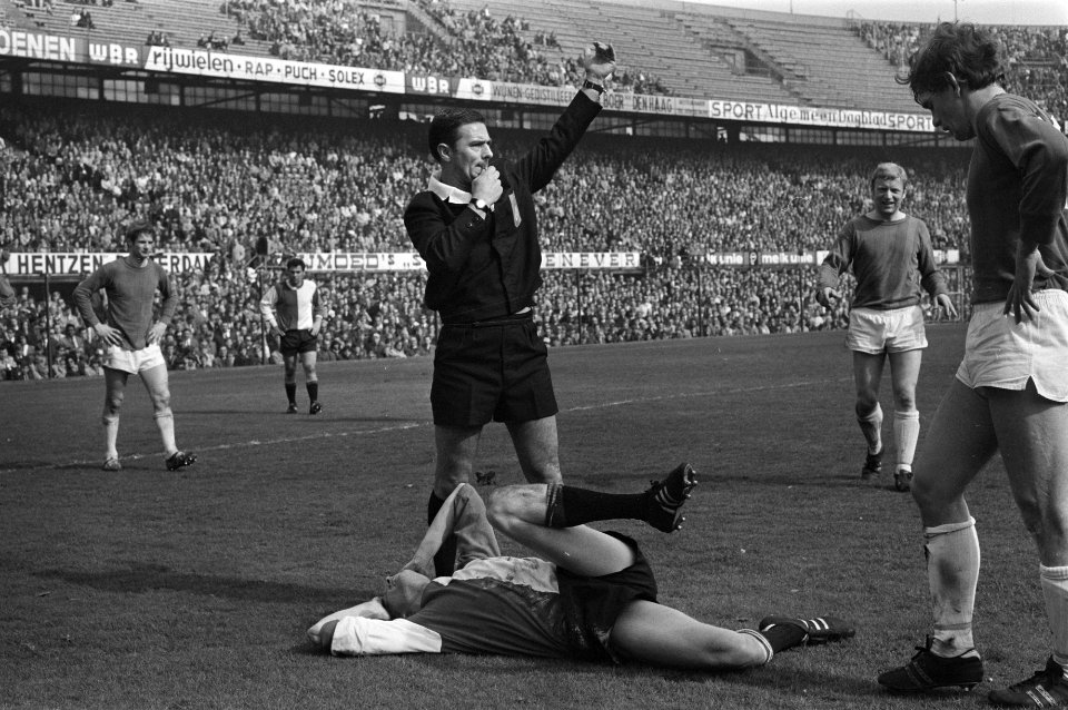 Ruud Geels gewond op het veld na een duel met keeper Nico de Bree (NEC) scheid…, Bestanddeelnr 923-4524