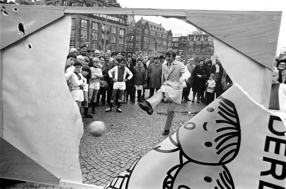 Ruud Krol , Ajax-voetballer, start kinderpostzegelaktie op Dam Amsterdam. Ruud K, Bestanddeelnr 922-9607