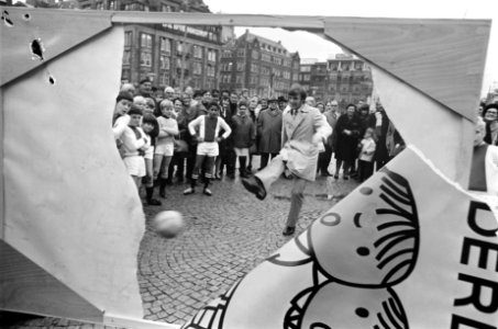 Ruud Krol , Ajax-voetballer, start kinderpostzegelaktie op Dam Amsterdam. Ruud K, Bestanddeelnr 922-9607