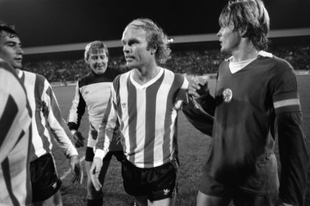Ruud Geels (midden) wordt na de wedstrijd gefeliciteerd door Lerby (rechts), aan, Bestanddeelnr 931-7625