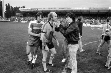 Ruud Geels wordt na afloop getroost door supporters en Feyenoordaanvoerder Ben W, Bestanddeelnr 932-5890