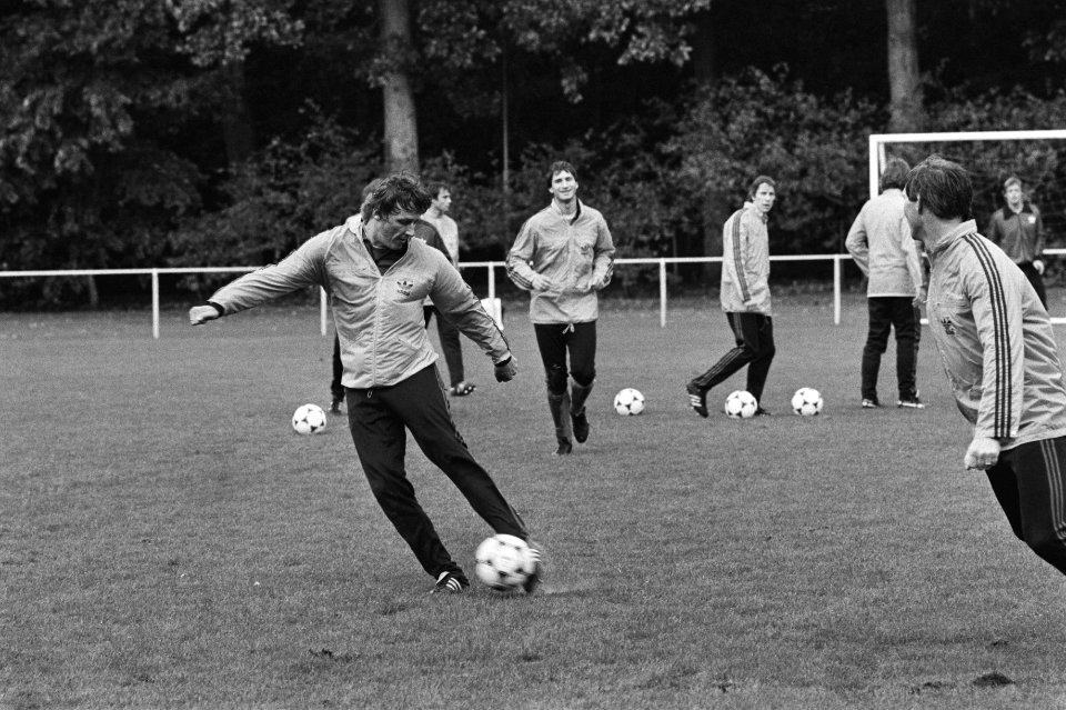 Ruud Krol (links) met de bal, Tscheu La Ling (rechts) kijkt toe, Bestanddeelnr 931-7370
