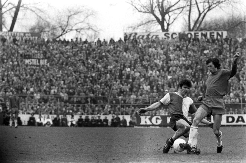 Ruud Krol, ajax, blokkeert Willem vam Hanegem, feyenoord, Bestanddeelnr 923-4749