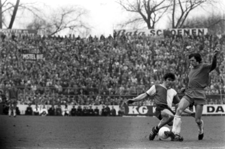 Ruud Krol, ajax, blokkeert Willem vam Hanegem, feyenoord, Bestanddeelnr 923-4749