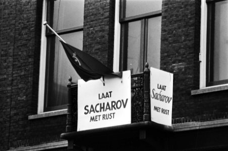 Russische vlag halfstok borden met tekst Laat Socharov met rust op balkon in , Bestanddeelnr 930-6475