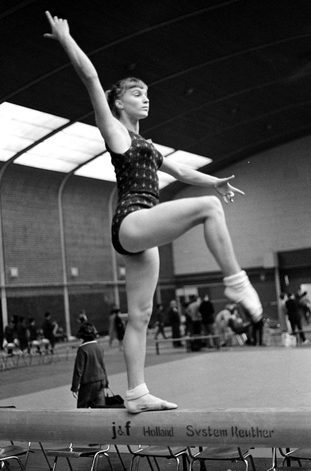 Russische turnster Larisa Petrick in aktie op de evenwichtsbalk, Bestanddeelnr 919-5843