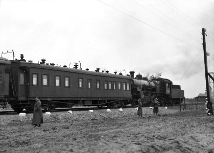 Russische trein staat bij Stoubcy klaar om naar Rusland terug te rijden, Bestanddeelnr 190-1164 photo