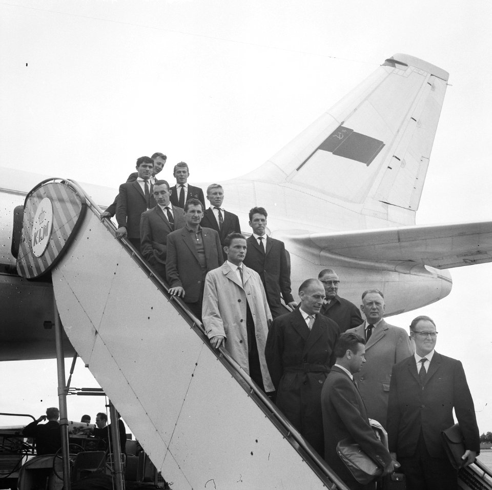 Russische wielrenners op Schiphol bij de douane, Bestanddeelnr 915-3429