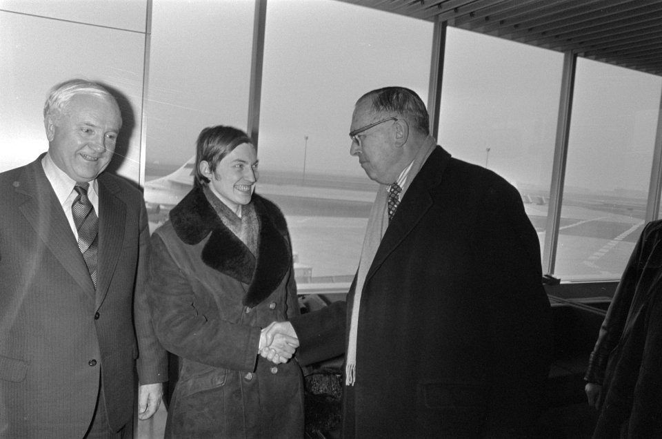 Russische wereldkampioen schaken Karpov op Schiphol v.l.n.r. Russische ambassad, Bestanddeelnr 928-4150