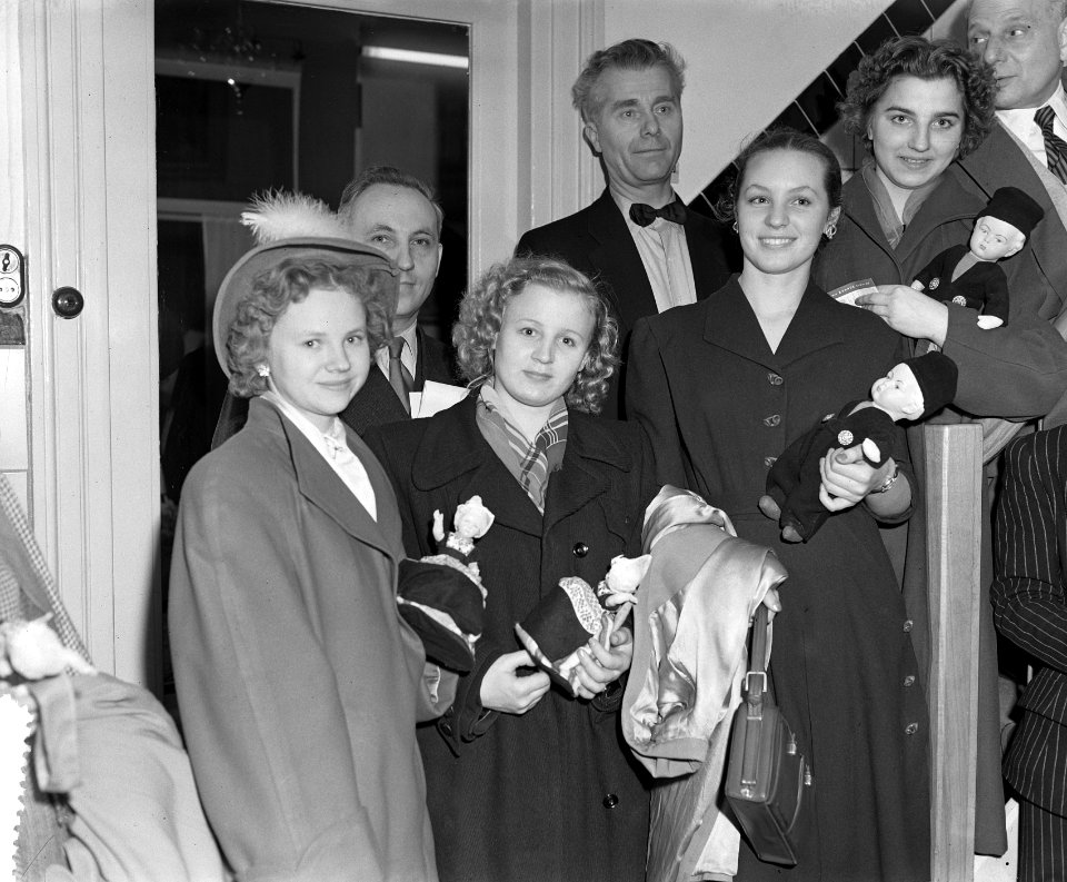 Russische Volksdansgroep op Schiphol, Bestanddeelnr 906-3735