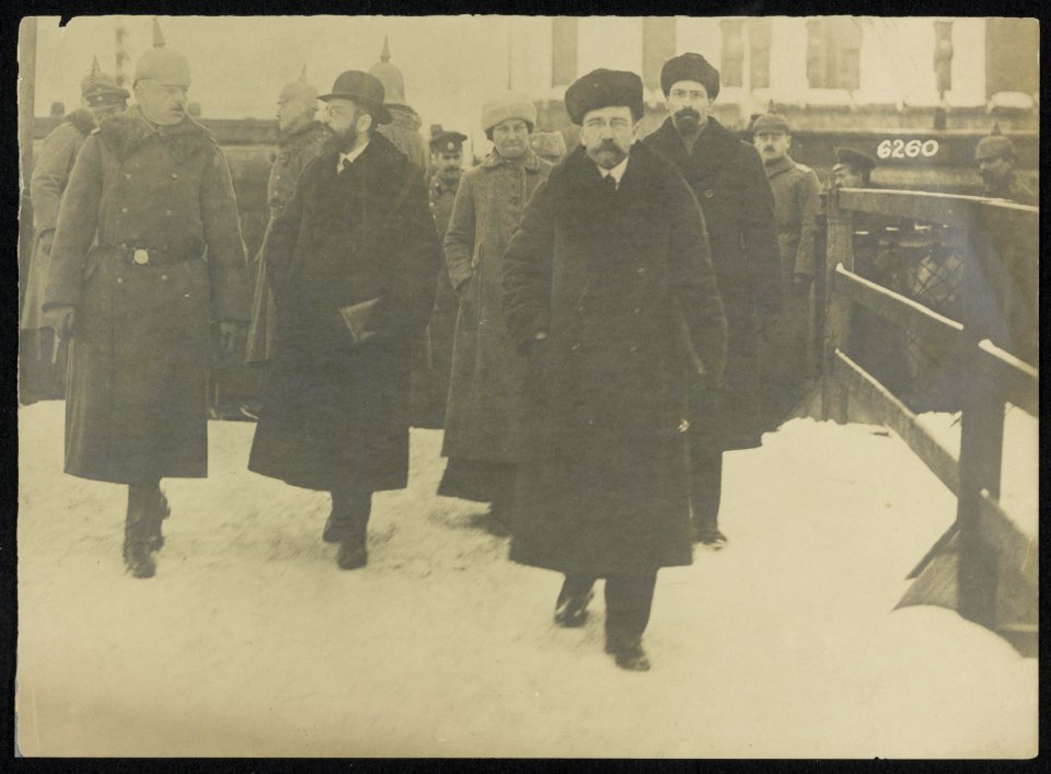 Russische vertegenwoordigers arriveren in burger v.l.n.r. dlegatieleider Adolf , Bestanddeelnr 158-0691