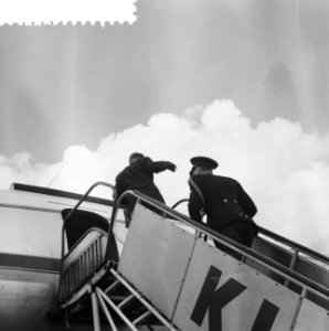 Russische spion Smirnof uitgewezen, vertrek van Schiphol, Bestanddeelnr 911-4068